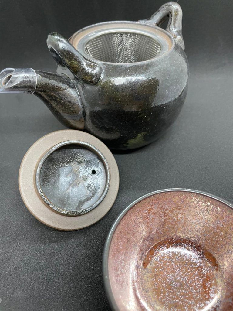 Artisan Signed "Black Pearl" Kyusu Teapot with Fine Mesh Infuser & Rustic Iron-Glaze Tasting Cup 【名家落款】黑金斑斕・手作急須壺 (附濾網) & 鐵鏽金屬釉茶盞
